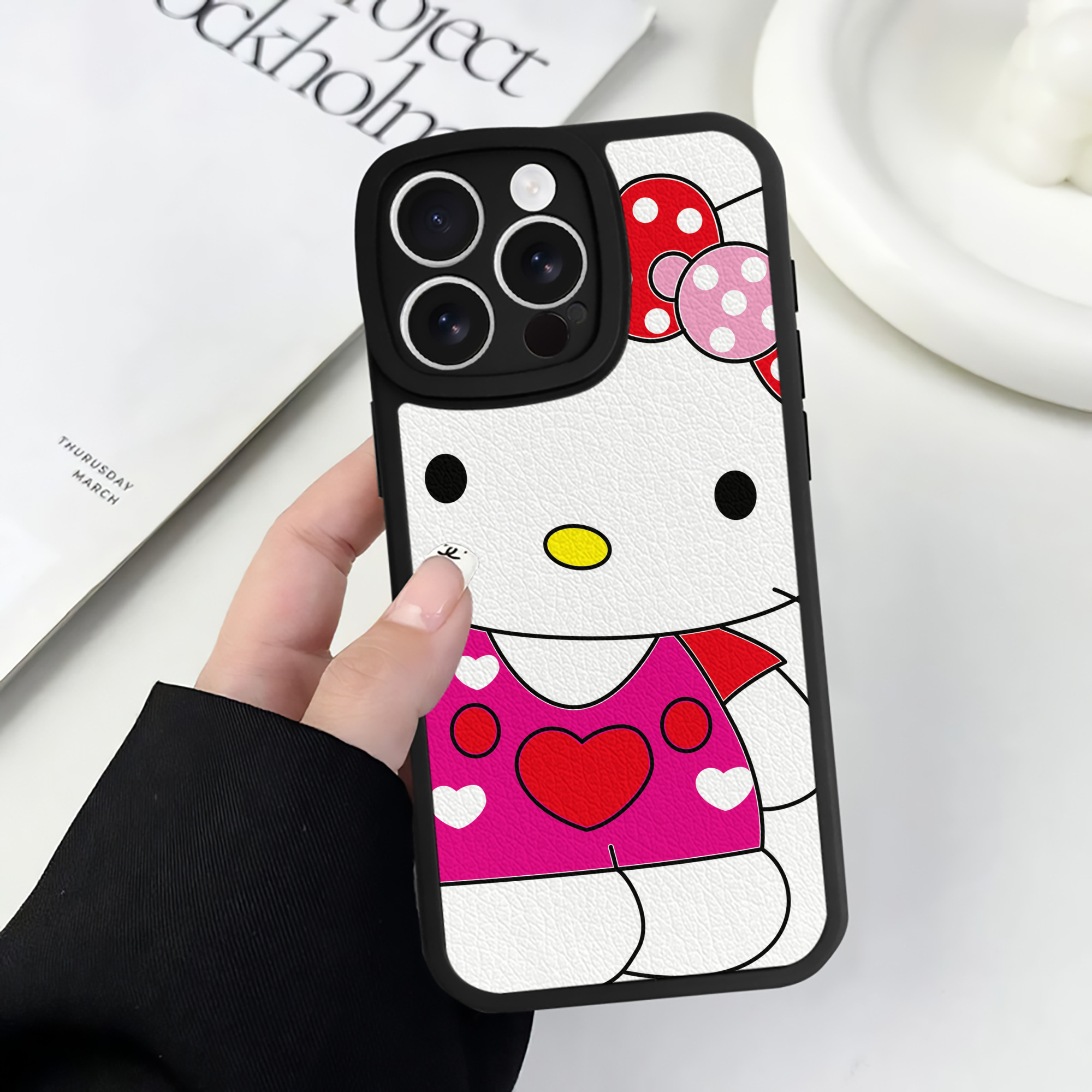 （画像用） Hello Kitty ハローキティ 【iPhone 16シリーズ対応】シリコンスマホケース（レザー調） 材質：シリコン